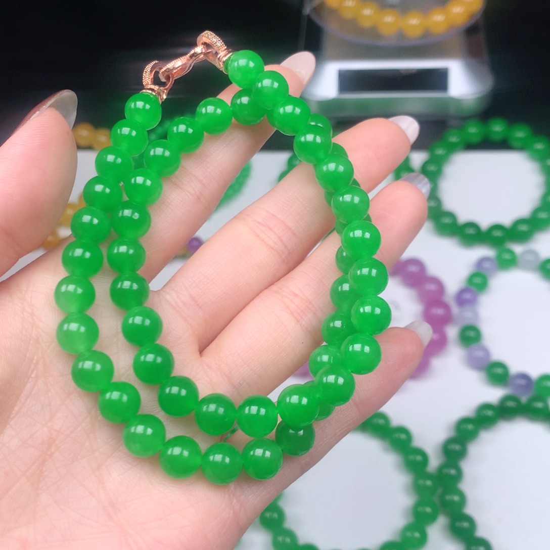 陈***制天然缅料卡8阳绿色项链70颗