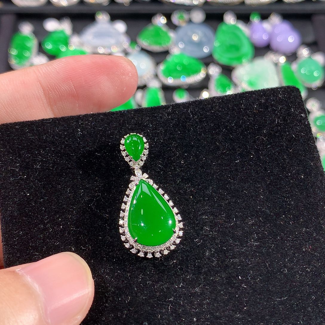 翡翠18K金镶嵌颈饰