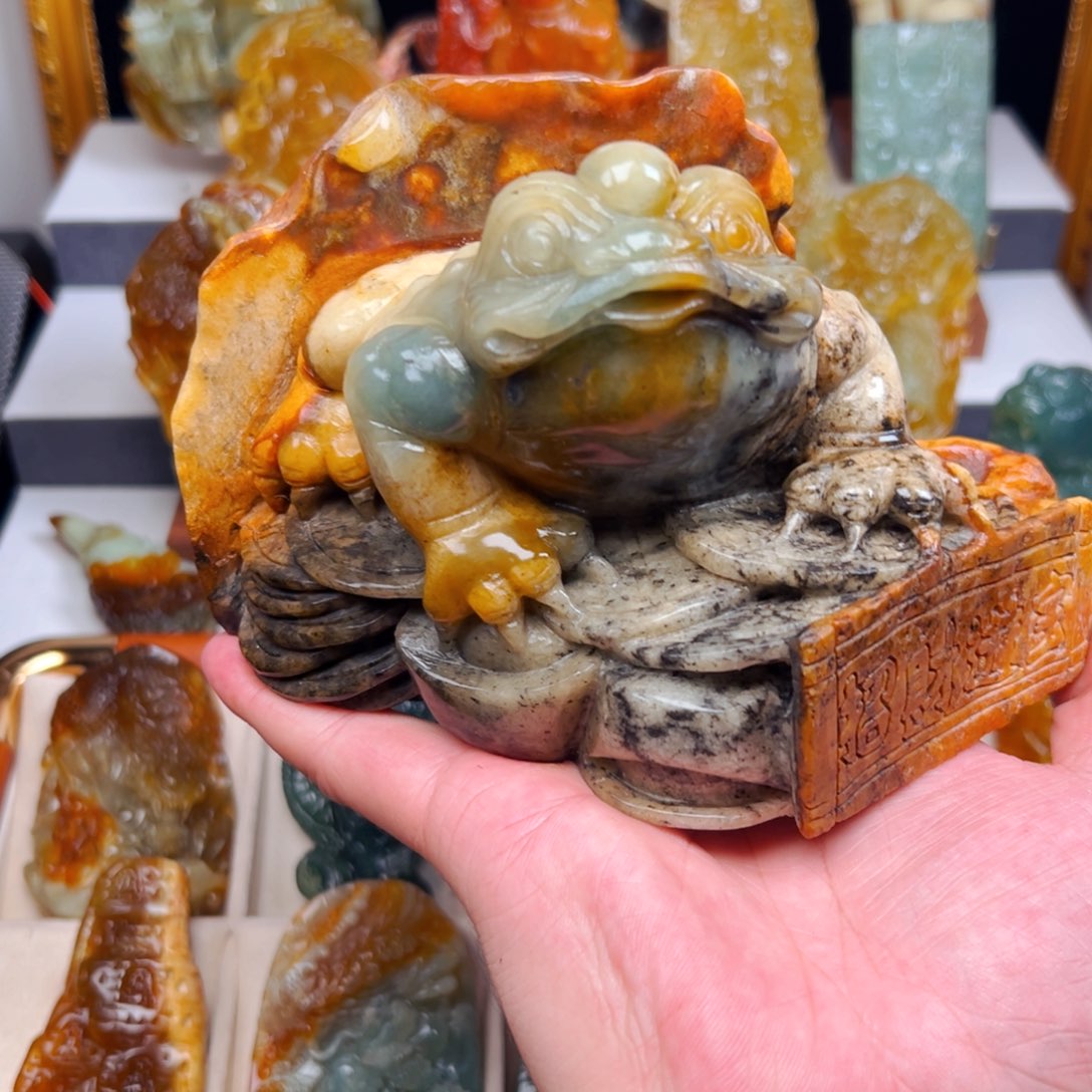 卿***酒未镶嵌蛇纹石玉颈饰