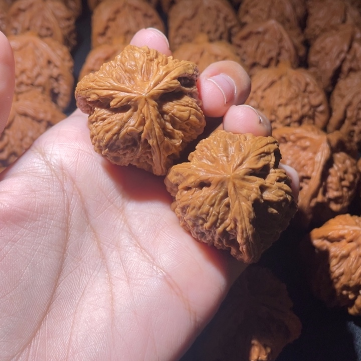 k***仑吊坠桃核小妹三棱