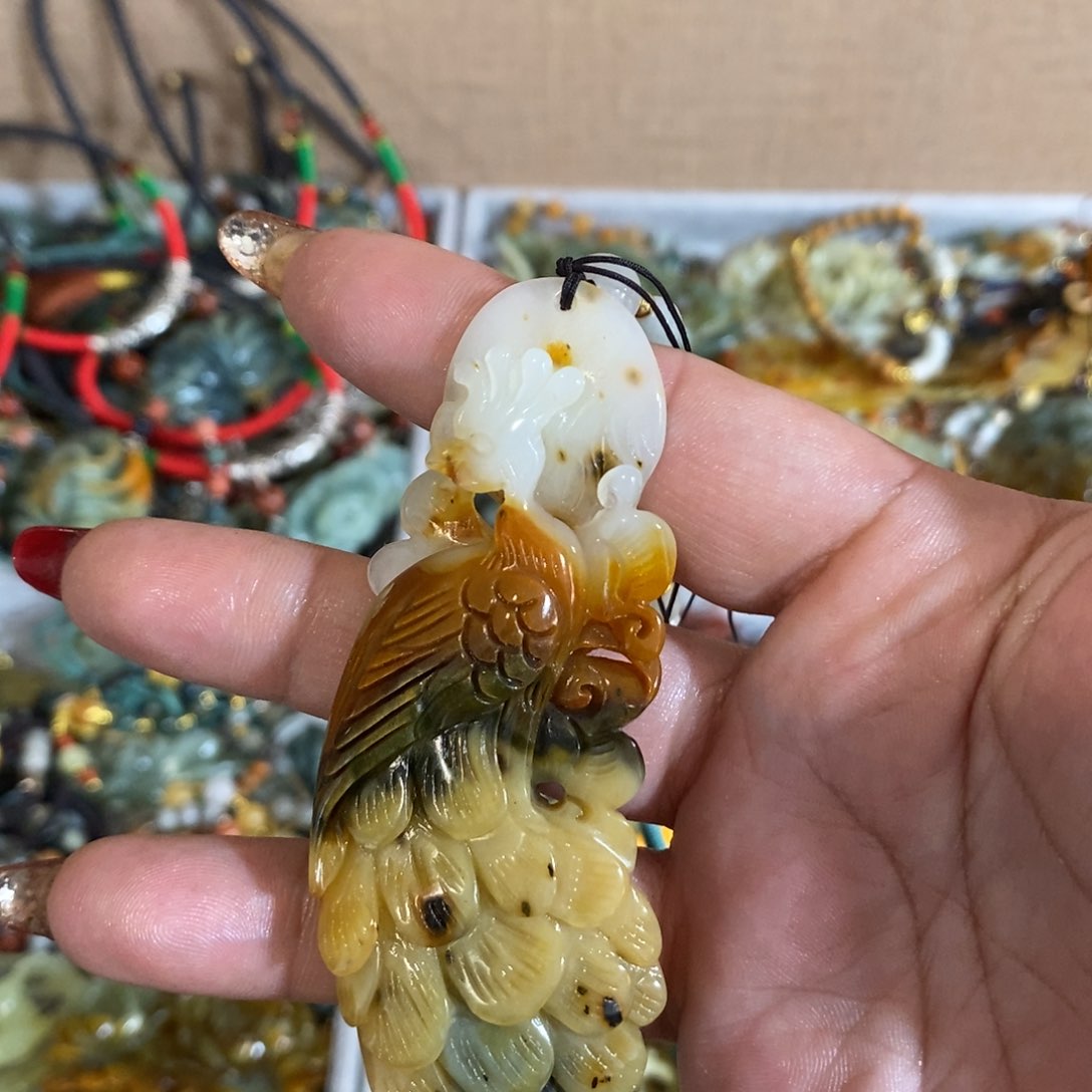 蛇纹石玉颈饰未镶嵌