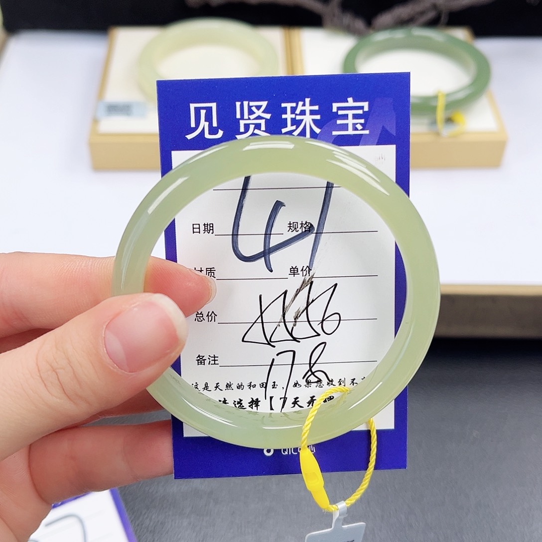 和田玉未镶嵌手镯