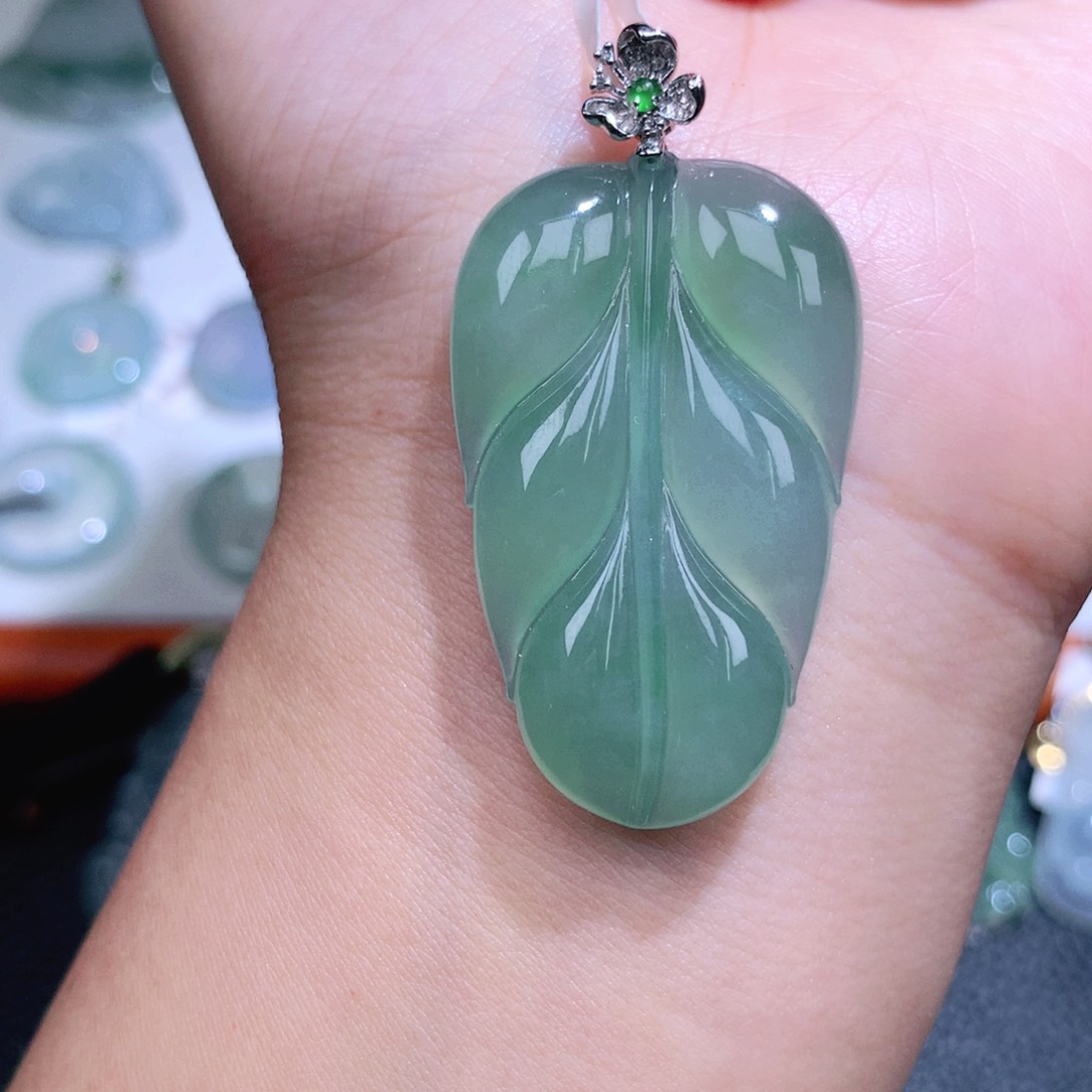 翡翠18K金镶嵌颈饰叶子