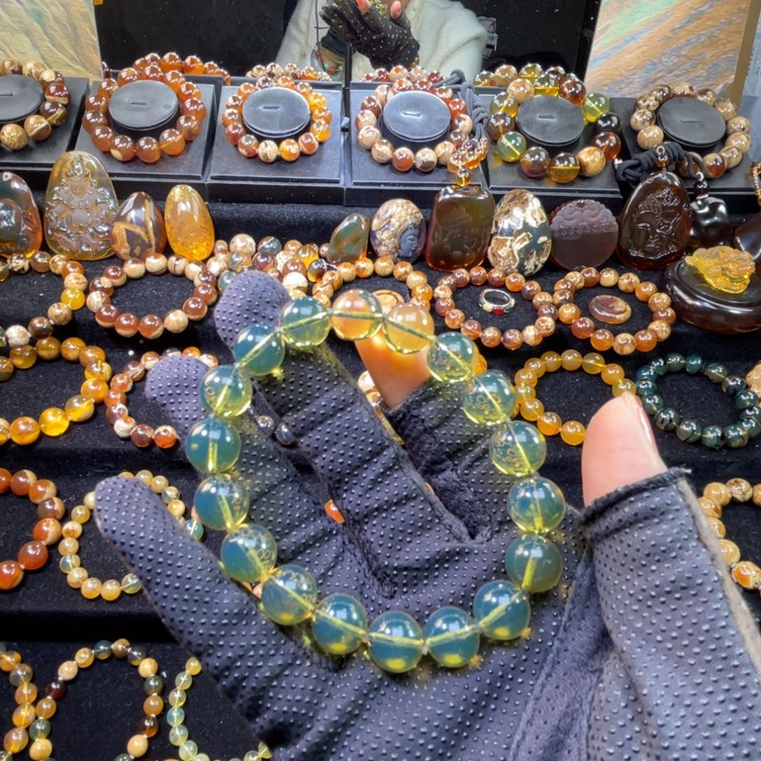 琥珀未镶嵌手串天空之蓝接近12