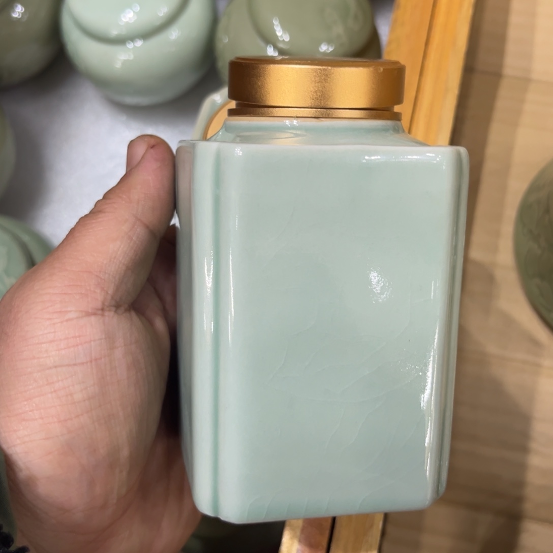 陶月白釉茶叶罐健康