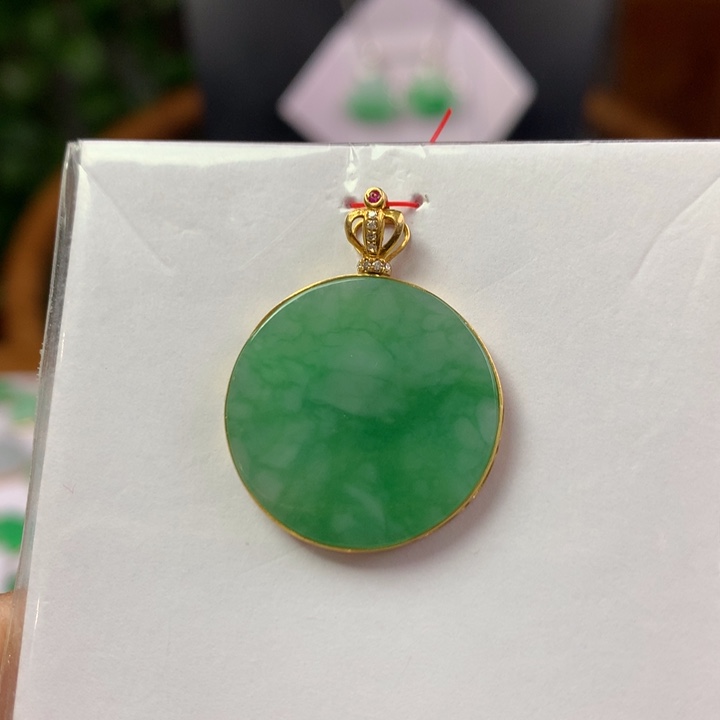 翡翠18K金镶嵌颈饰