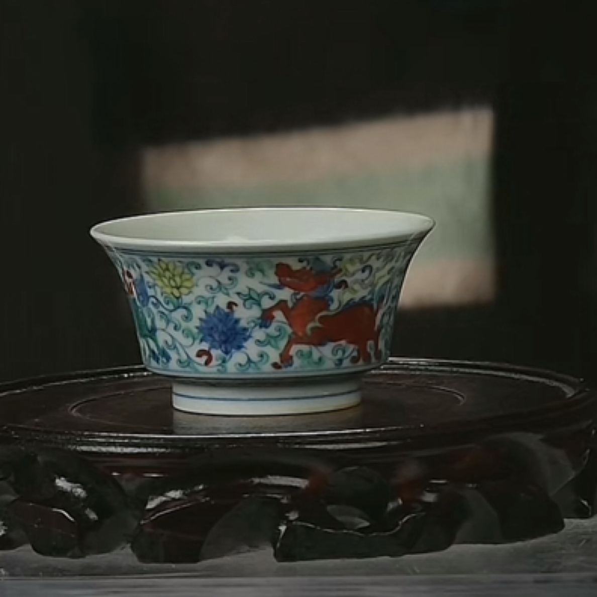 Y斗彩天马穿莲纹马蹄杯