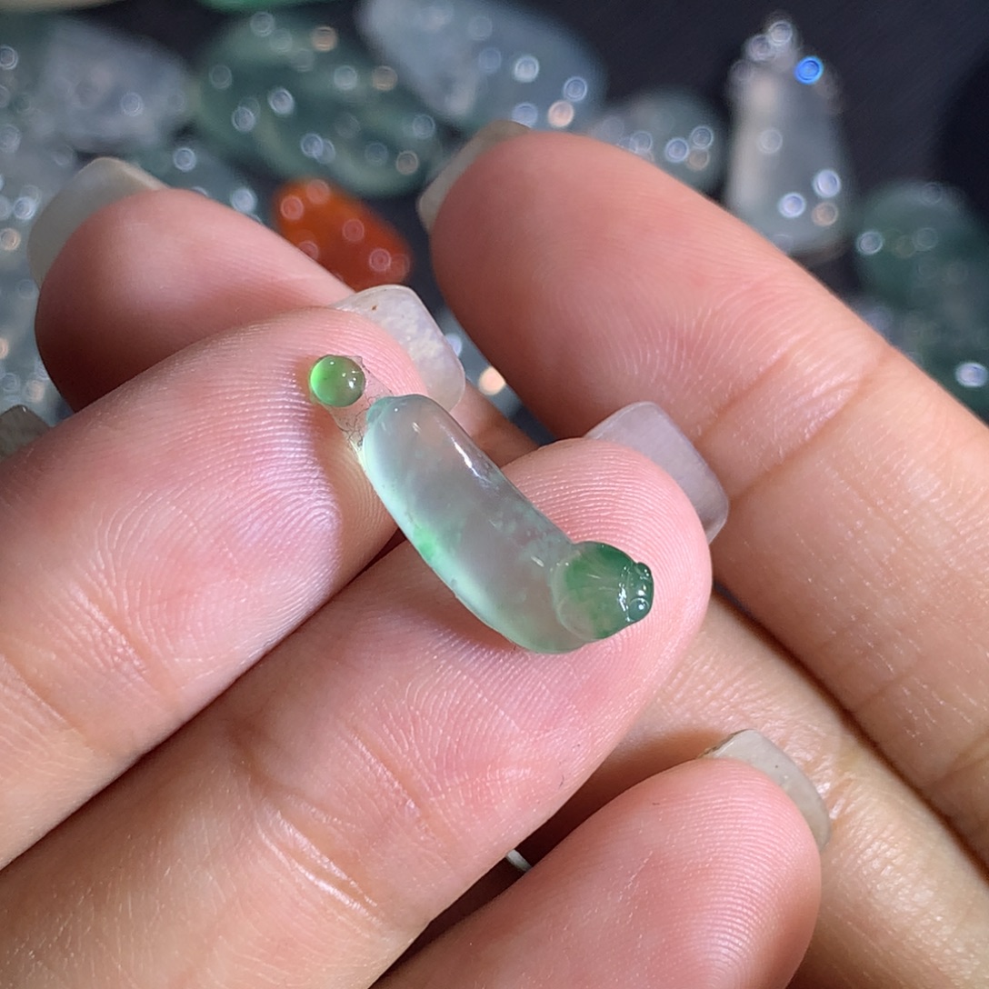 翡翠裸石未镶嵌高冰甜绿瓜