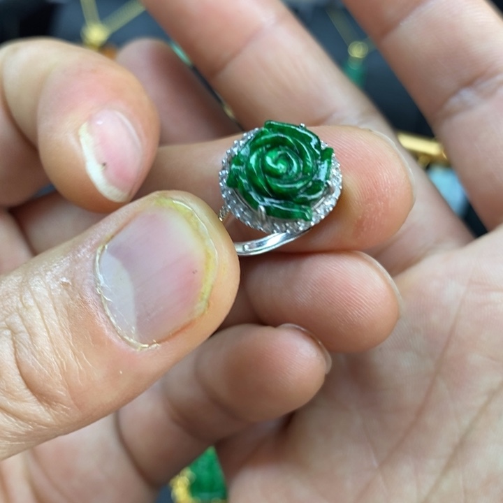 翡翠颈饰未镶嵌戒指