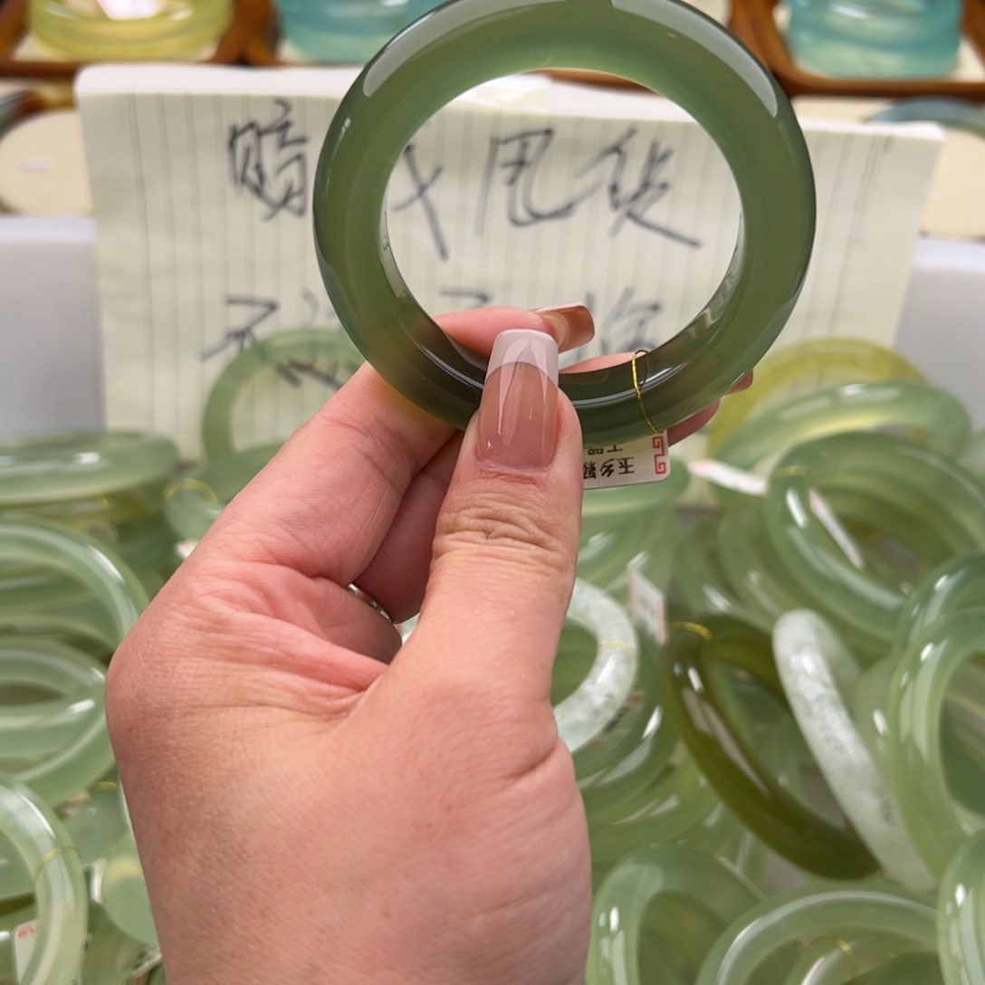 蛇纹石玉手镯未镶嵌