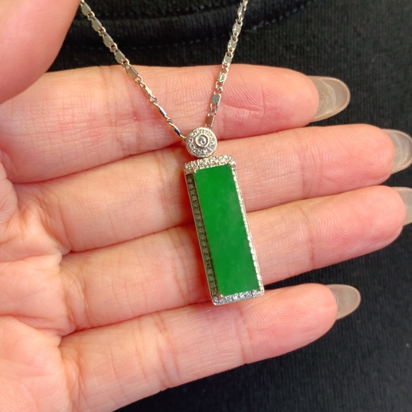 【闪购商品】颈饰18K金镶嵌翡翠平安无事