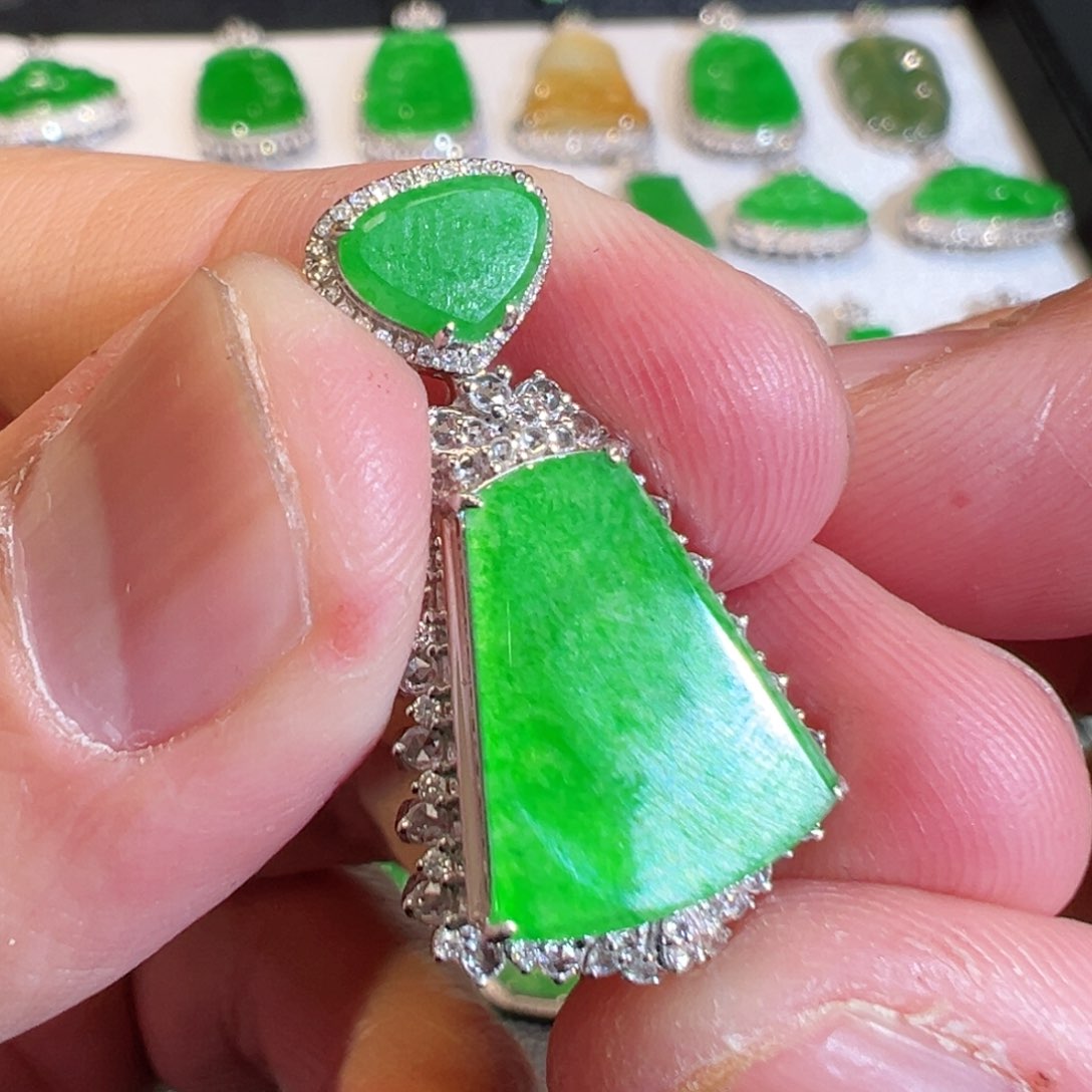 【闪购商品】翡翠吊坠(不含链)18K金镶嵌