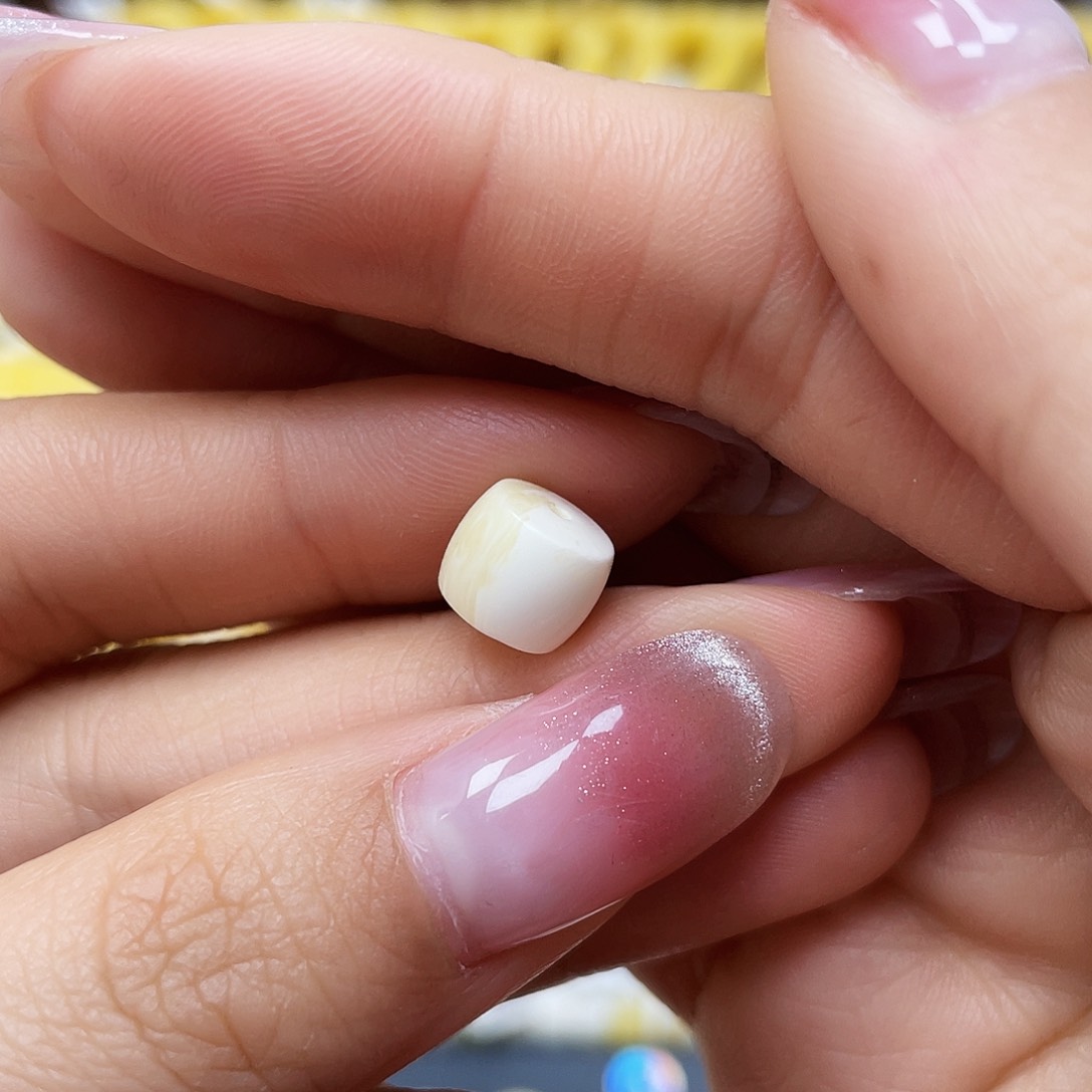 蜜蜡裸石未镶嵌直切8.4✖️7mm瑕疵福利