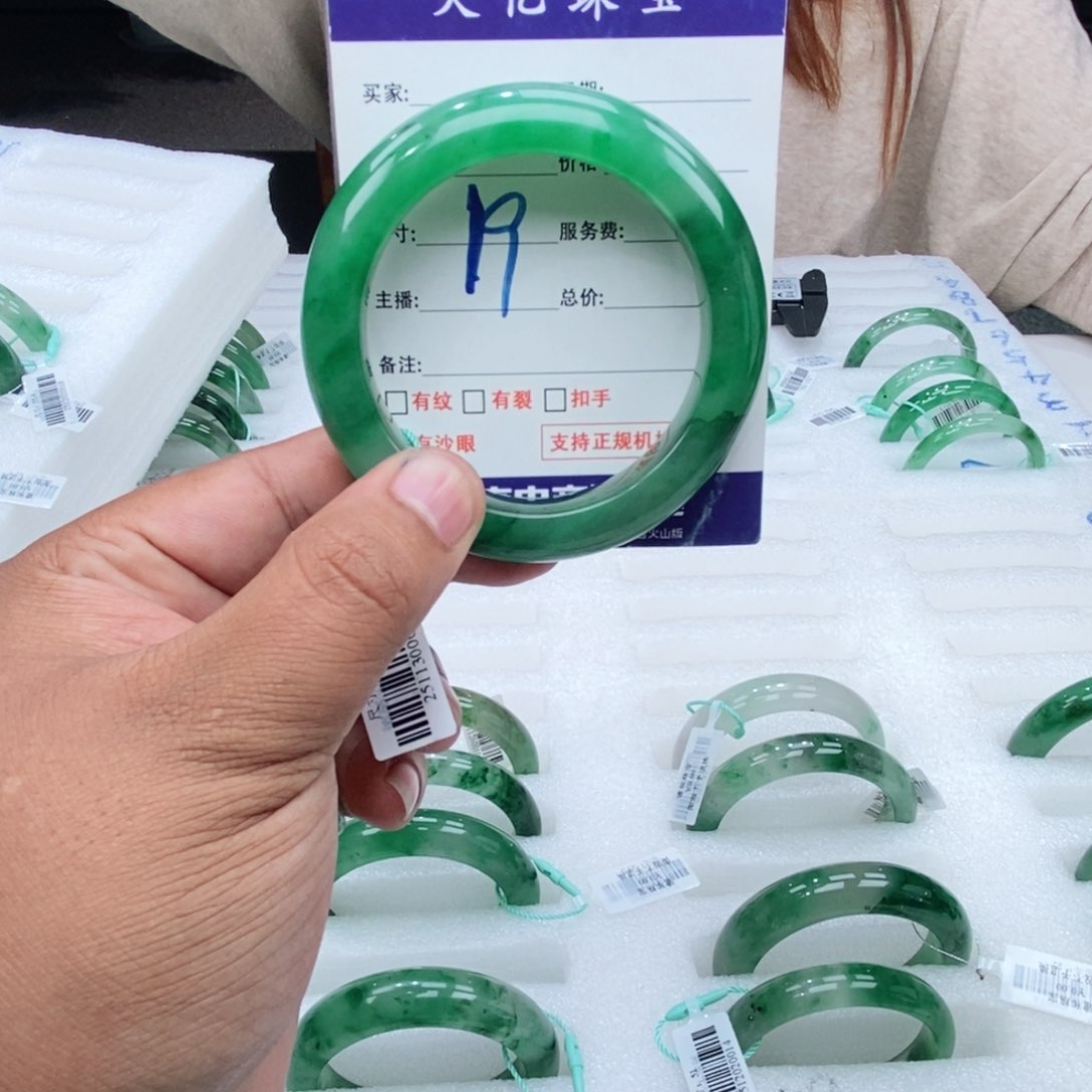 未镶嵌手镯石英质玉53+