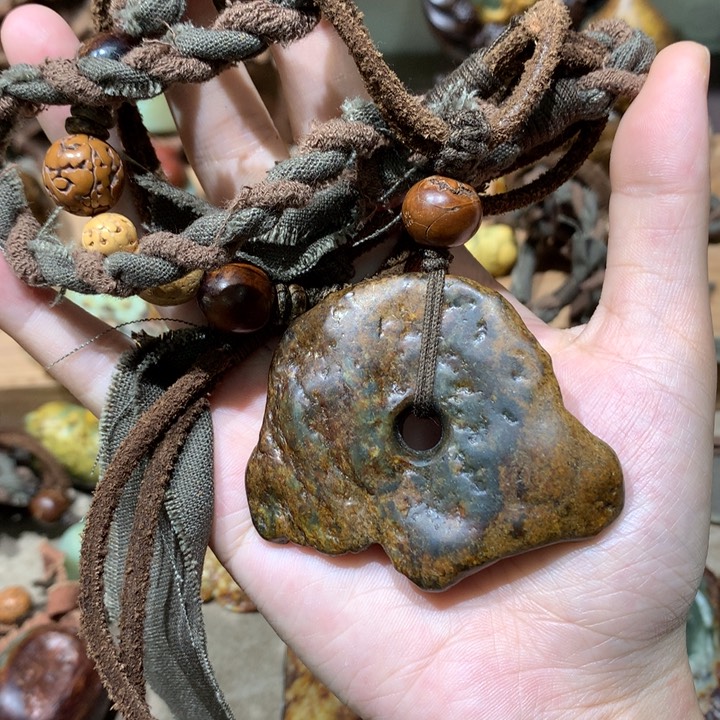 未镶嵌岫岩河磨玉（透闪石质玉）挂件