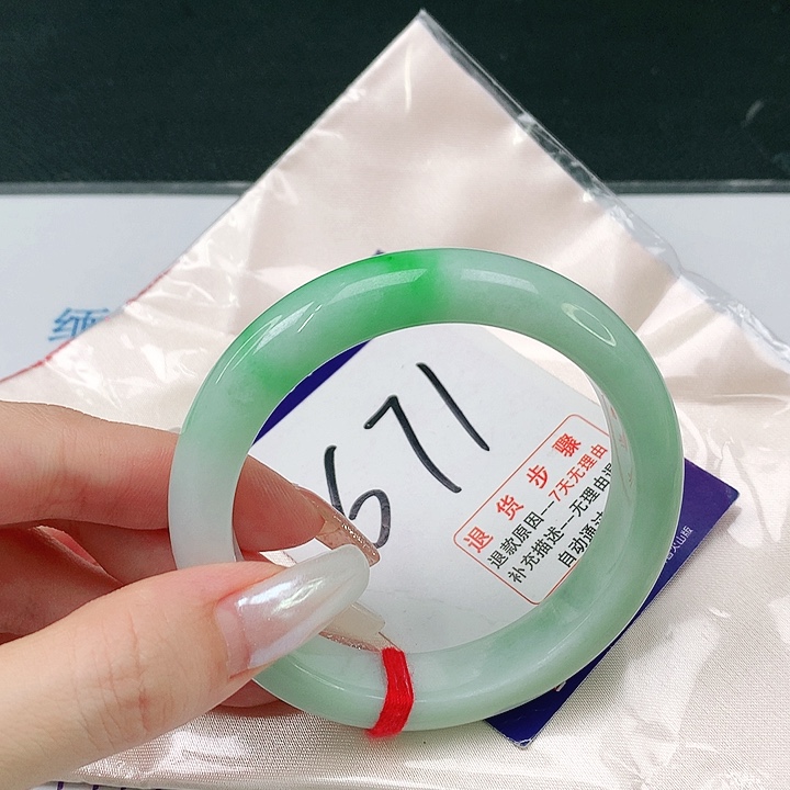 翡翠手镯未镶嵌翡翠手镯