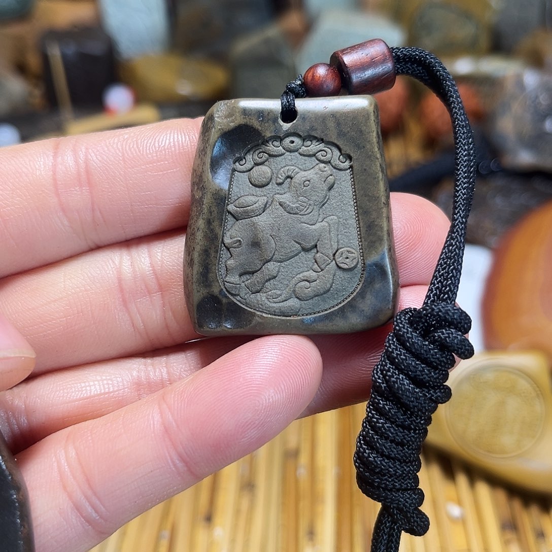 新疆原石雕刻手把件