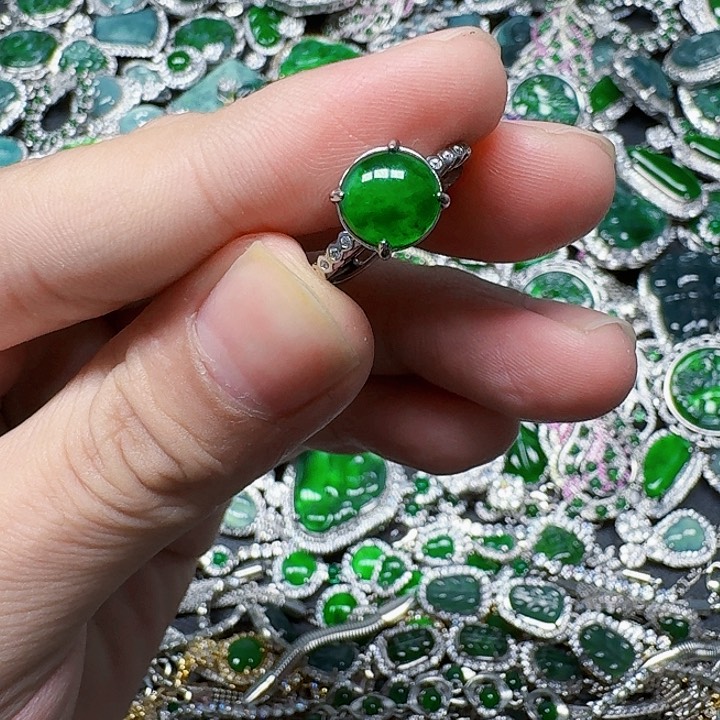 翡翠颈饰未镶嵌天然A货翡翠放漏