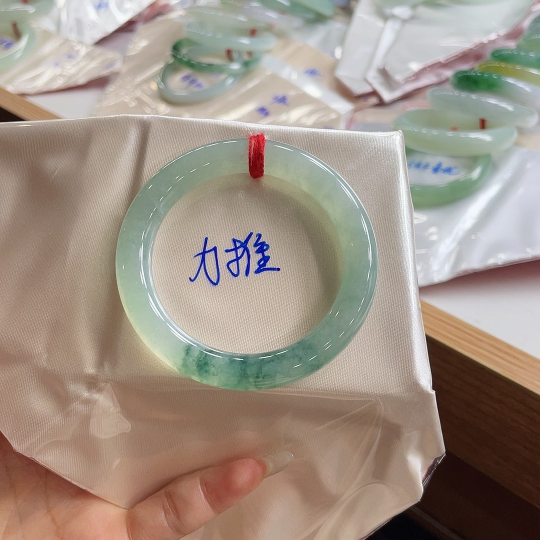翡翠手镯未镶嵌188 号链接