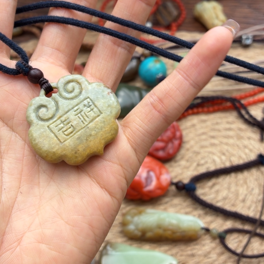 悦***和田玉未镶嵌颈饰