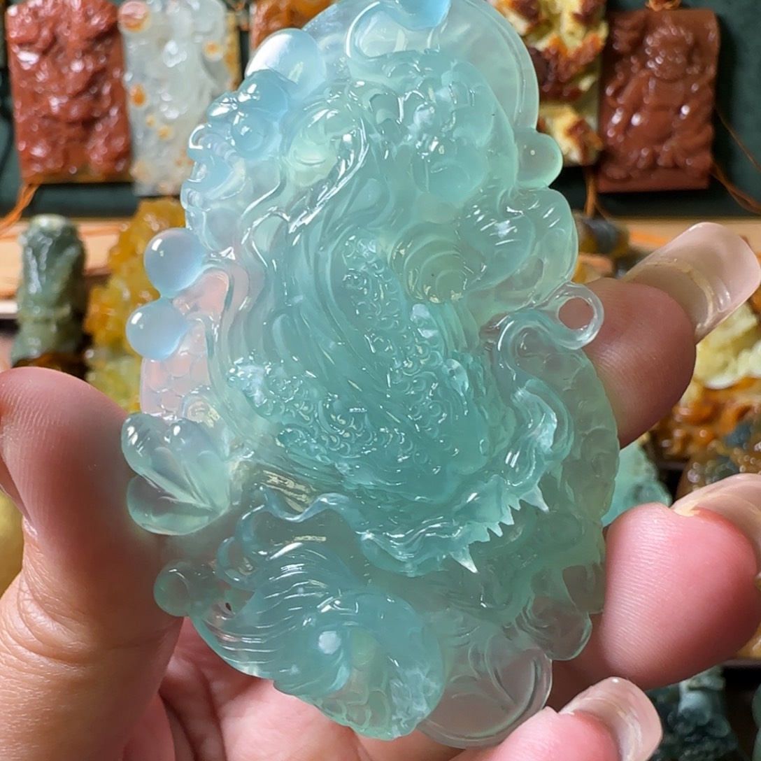 持***愁岫玉未镶嵌颈饰龙