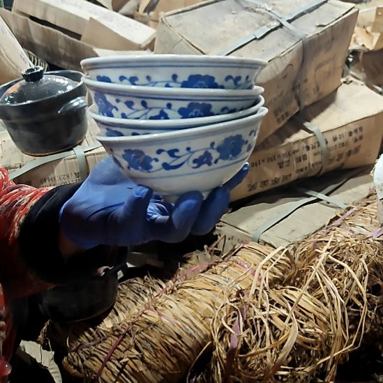 摆件盘子碗茶壶啥都有