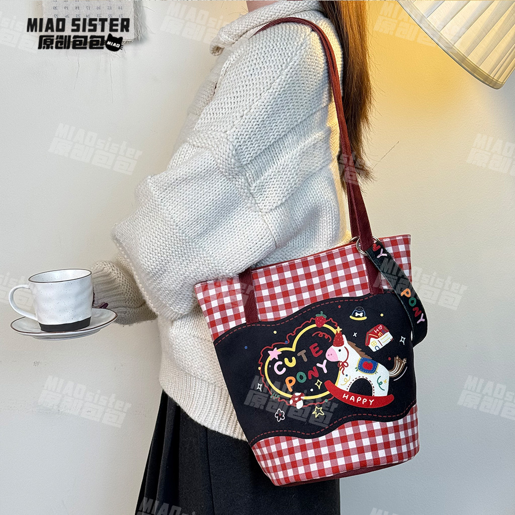 cute木马百搭格子休闲单肩包双面印花水桶包大容量通勤帆布包新B