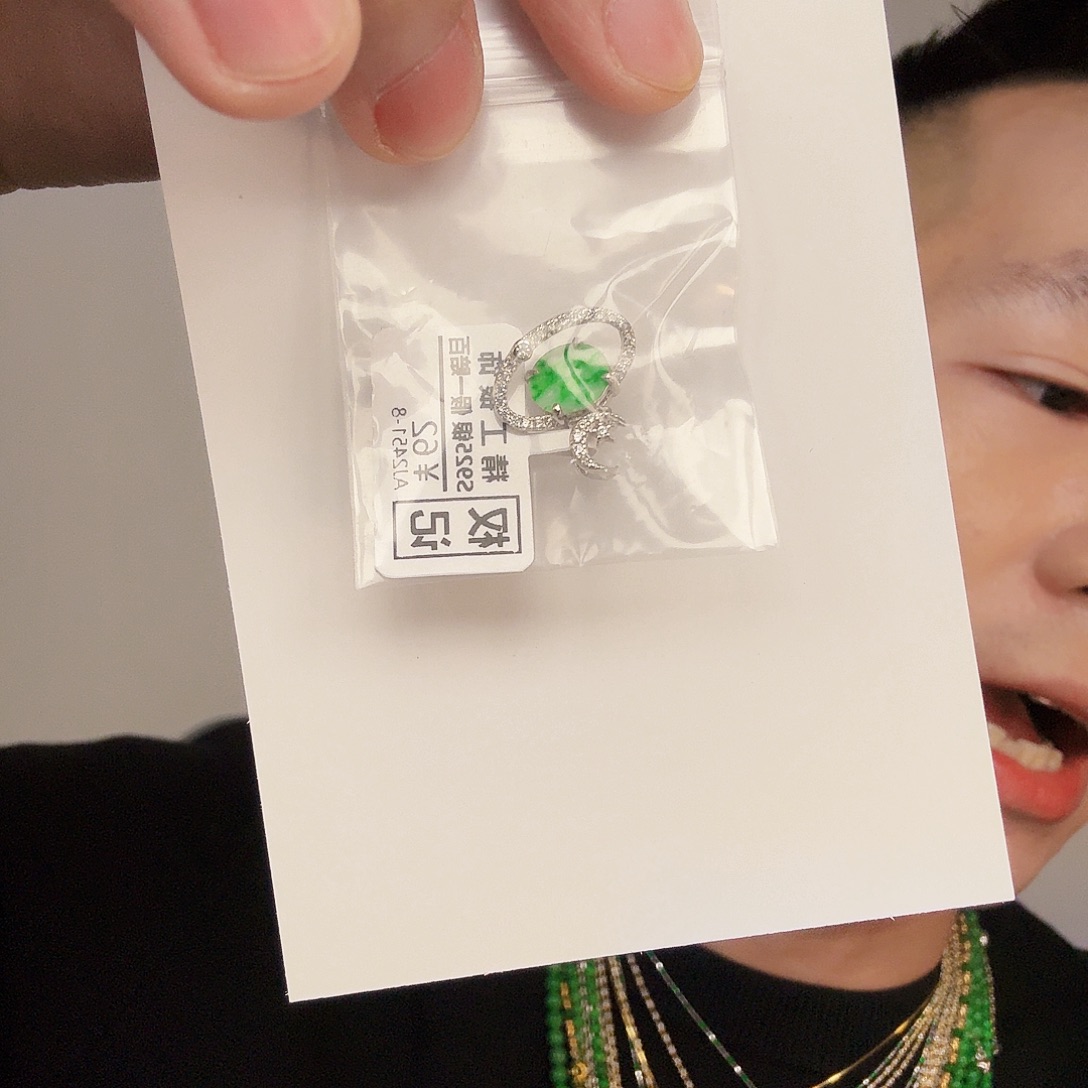 翡翠未镶嵌颈饰一件