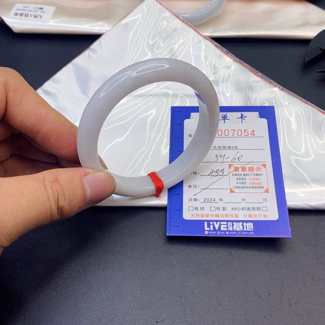 翡翠手镯未镶嵌翡翠