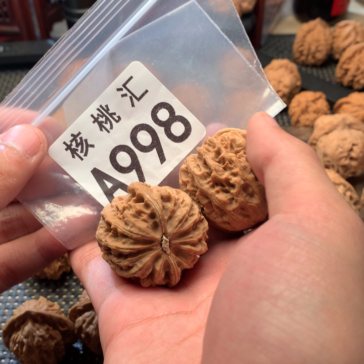 文玩核桃吊坠上手红