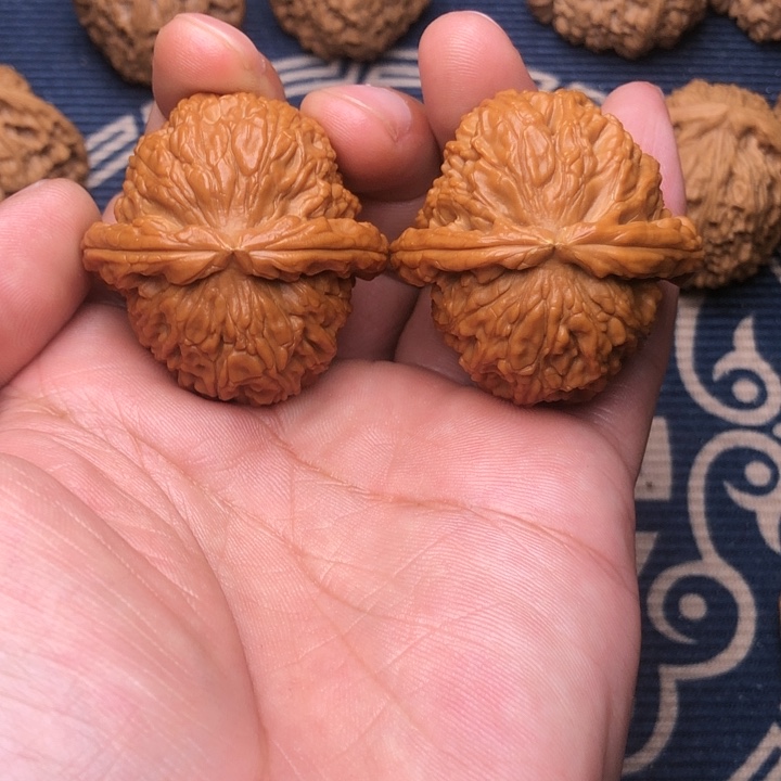 文玩核桃吊坠白狮子