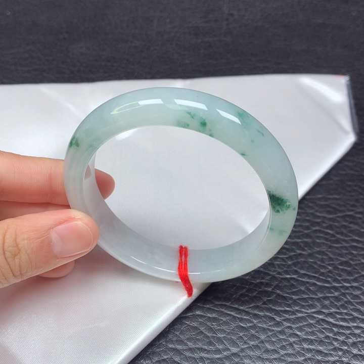 翡翠手镯未镶嵌。