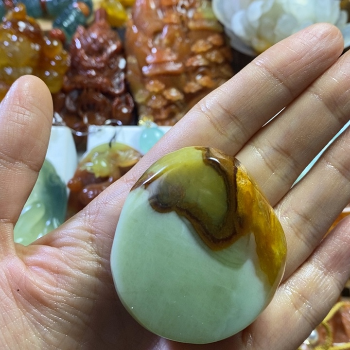 蛇纹石玉未镶嵌颈饰