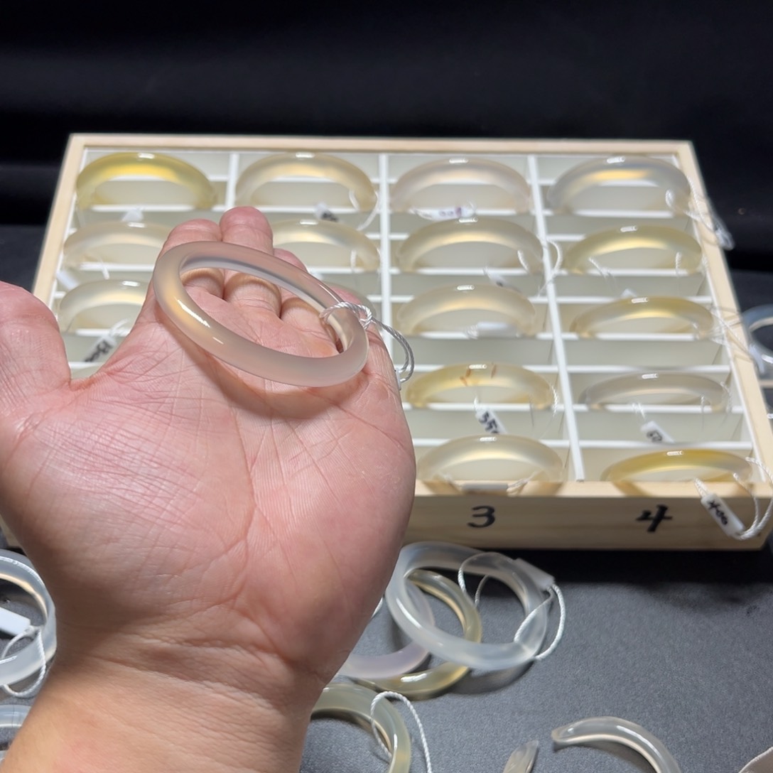 玛瑙/玉髓手镯未镶嵌科*