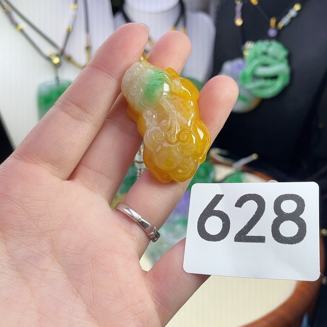 翡翠未镶嵌吊坠(赠链)