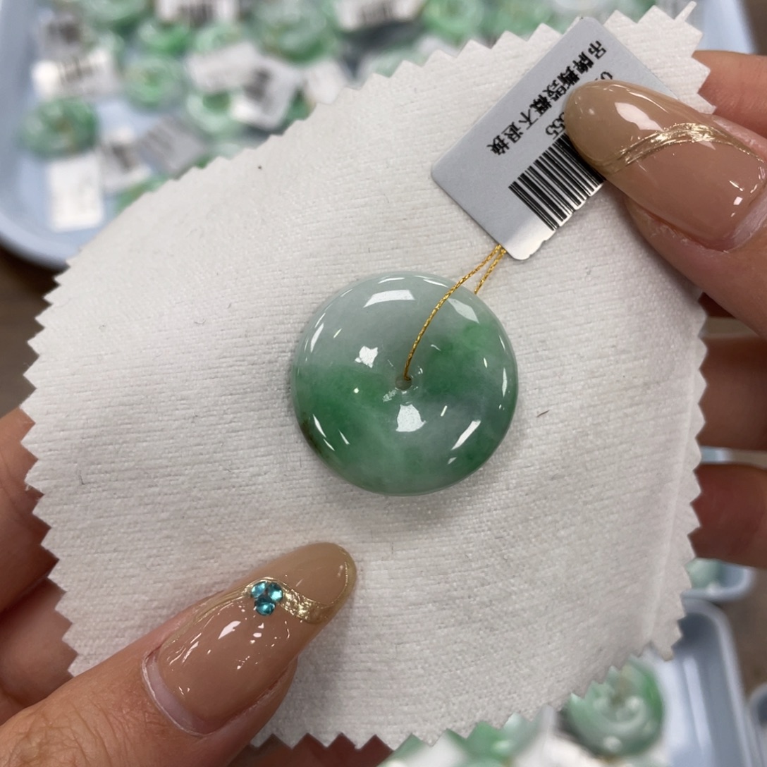 翡翠未镶嵌颈饰平安扣