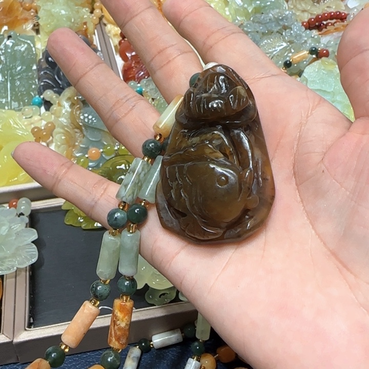 未镶嵌蛇纹石玉吊坠