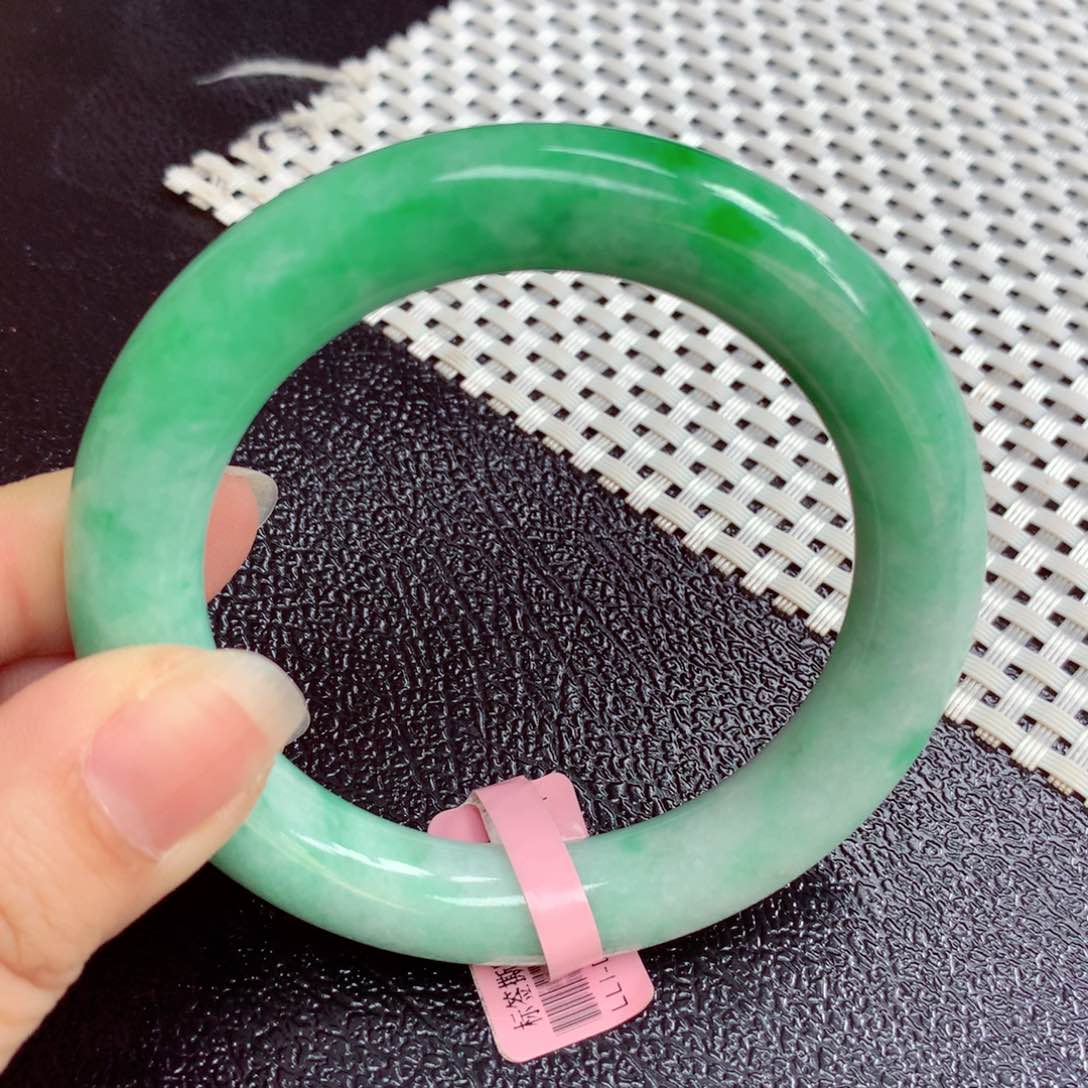 翡翠手镯未镶嵌缅甸