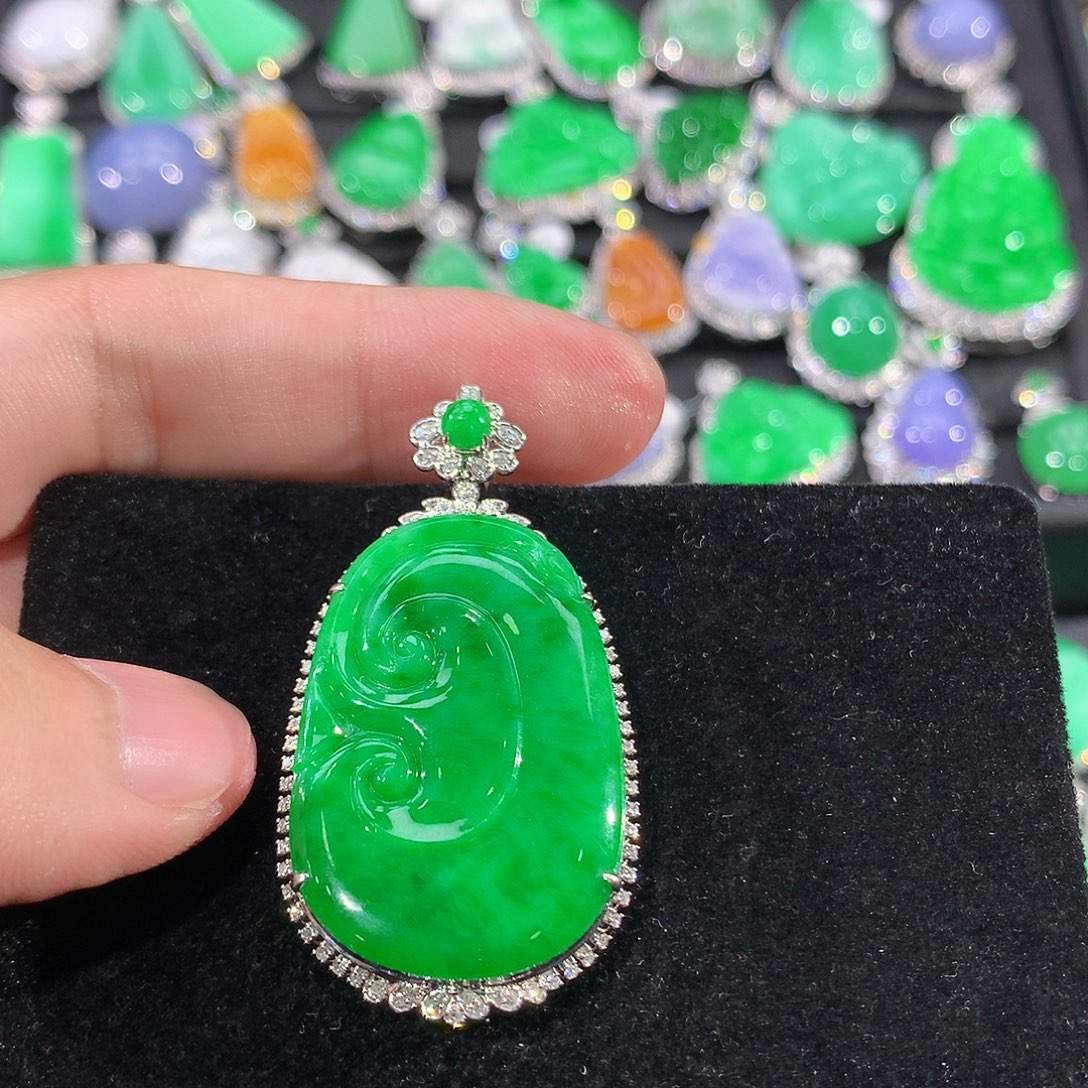 翡翠18K金镶嵌颈饰