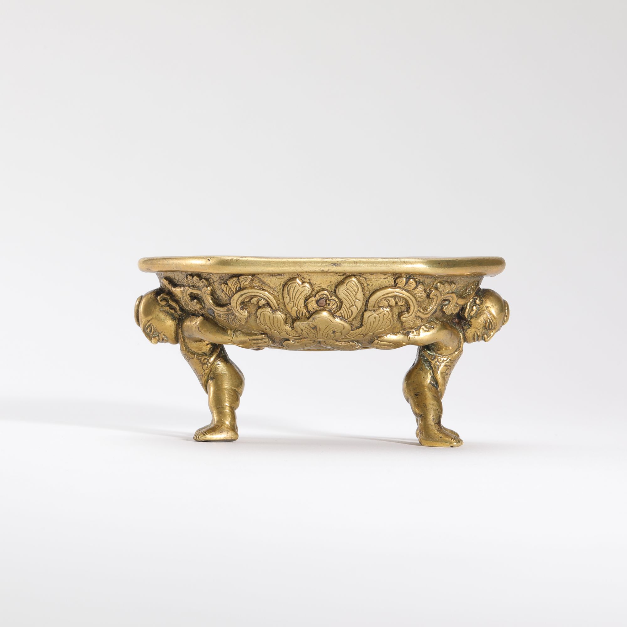 3. 清代  “大明宣德五年”款铜缠枝莲纹童子足琴炉【古董拍卖】