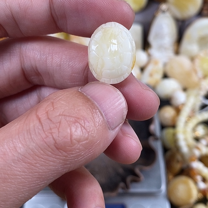 琥珀裸石未镶嵌我