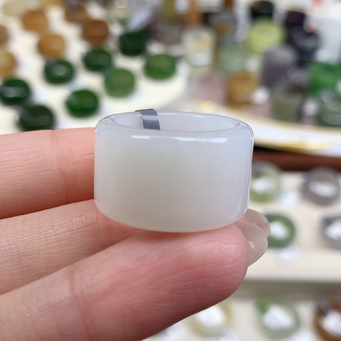 未镶嵌戒指和田玉