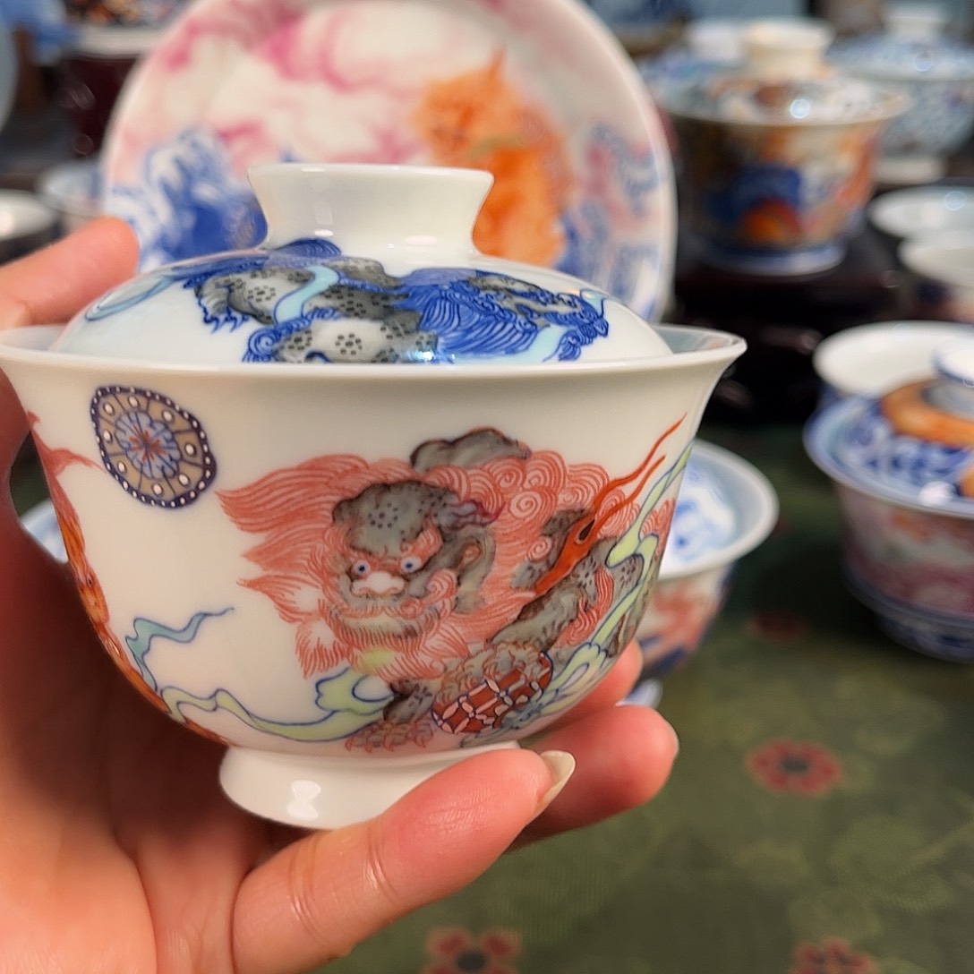 福利釉里红斗彩狮子盖碗