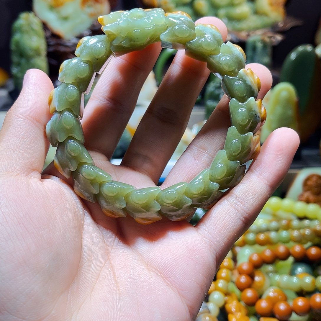 透闪石质玉未镶嵌发饰