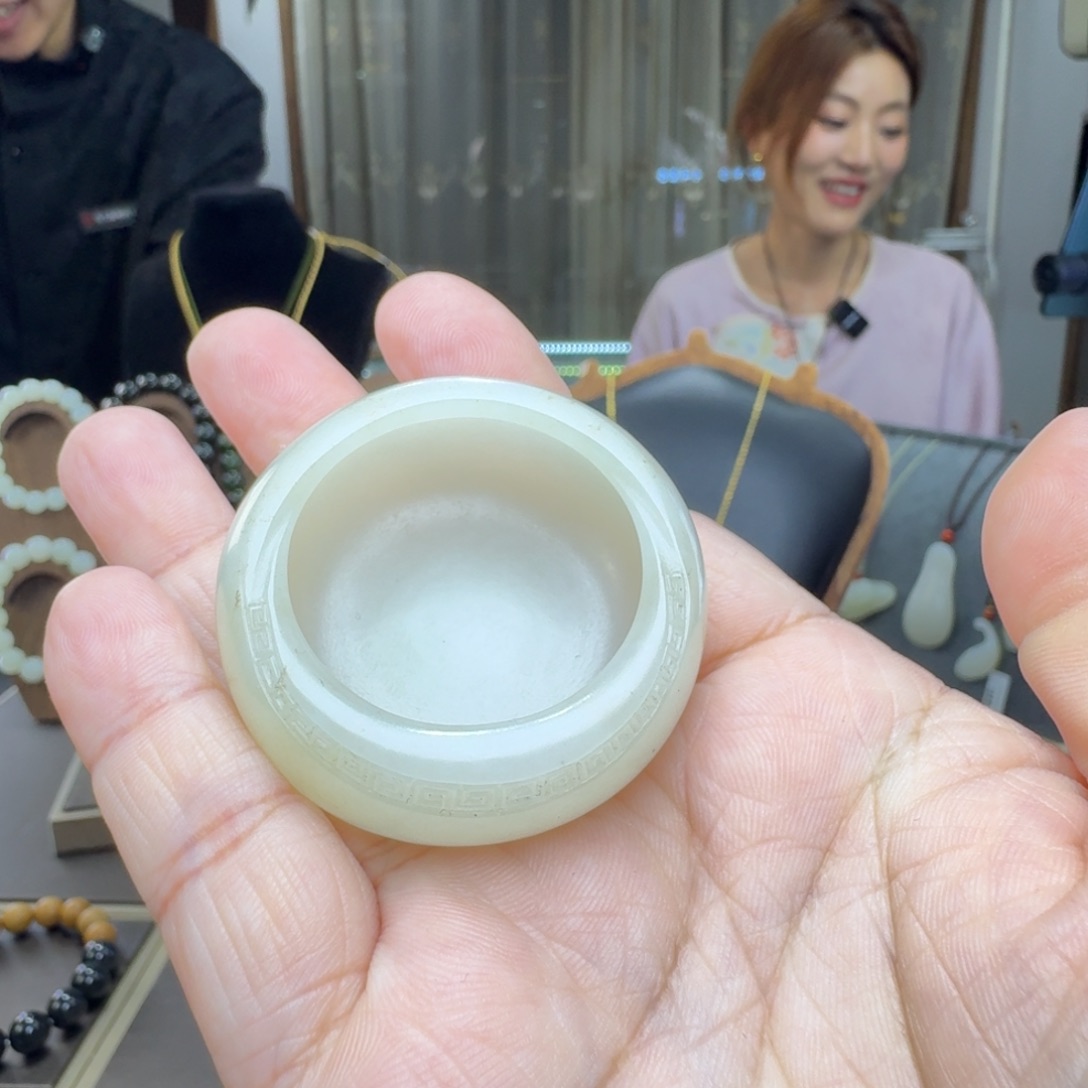 四***熊和田玉未镶嵌颈饰