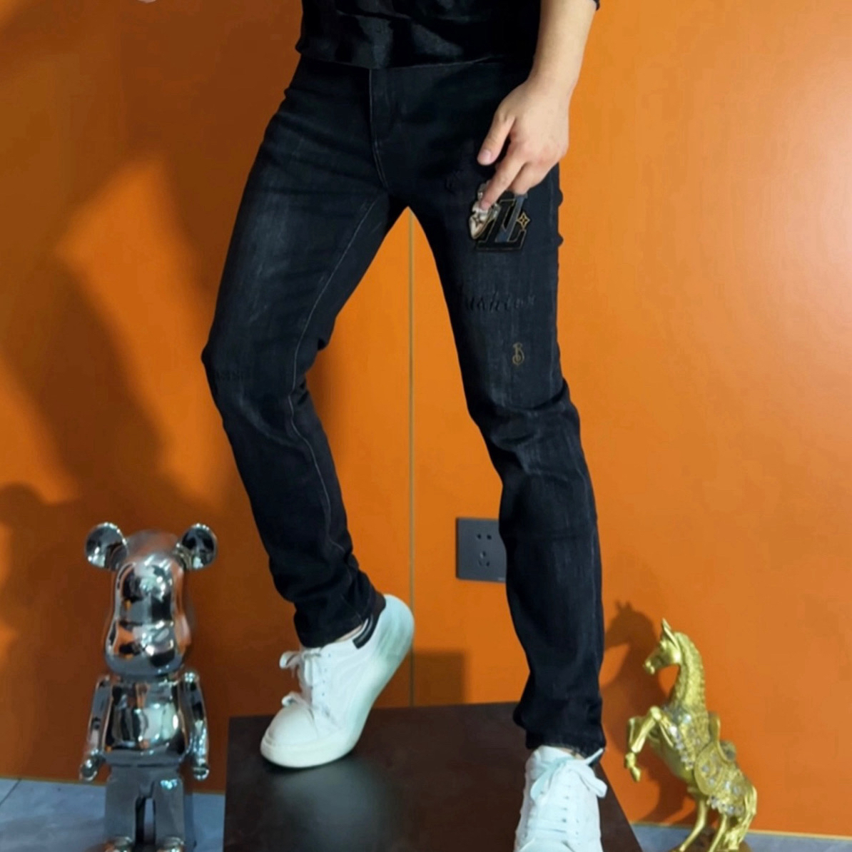 高端时尚修身刮烂破洞石磨水洗秋季潮流刺绣休闲牛仔裤737