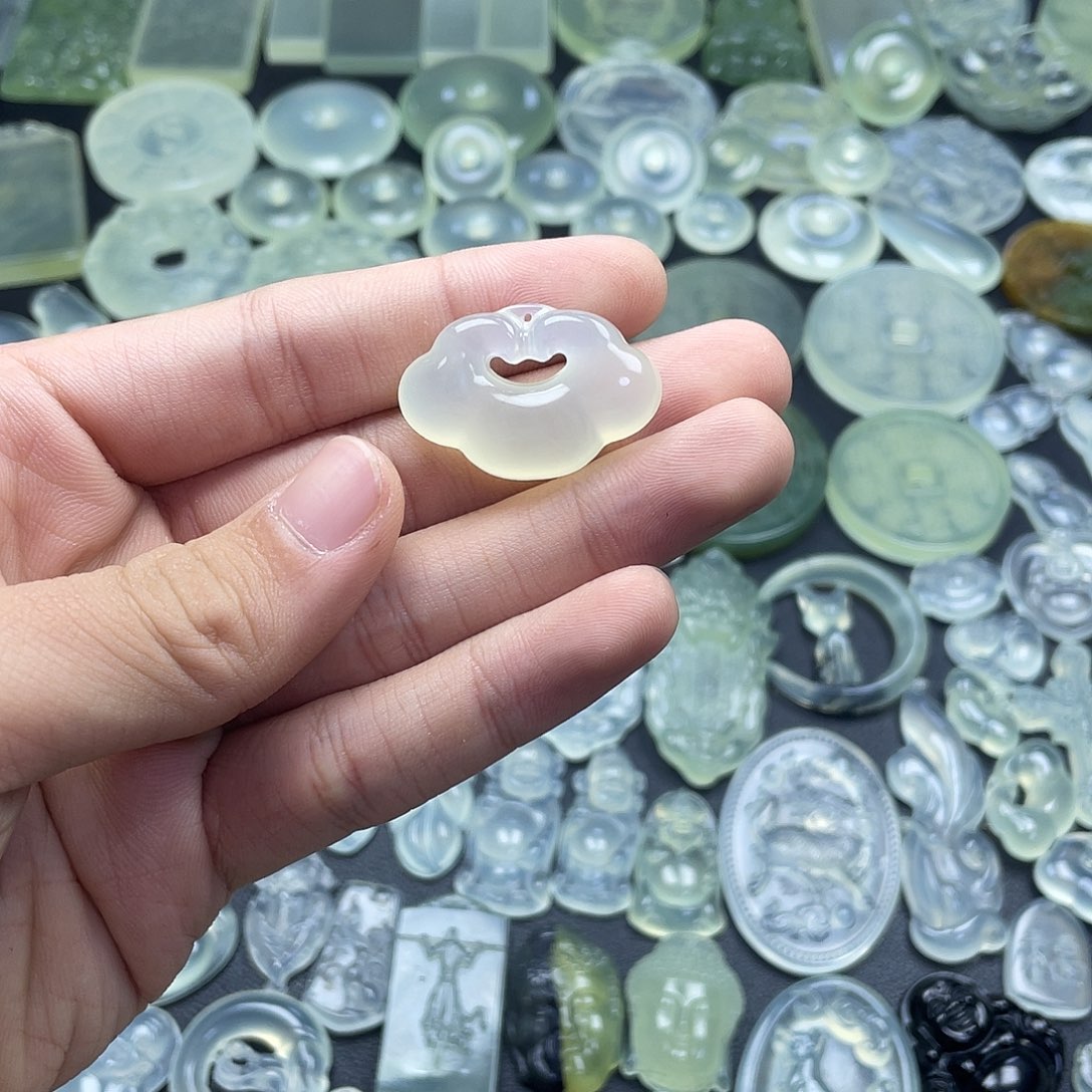 岫玉未镶嵌颈饰祥云锁