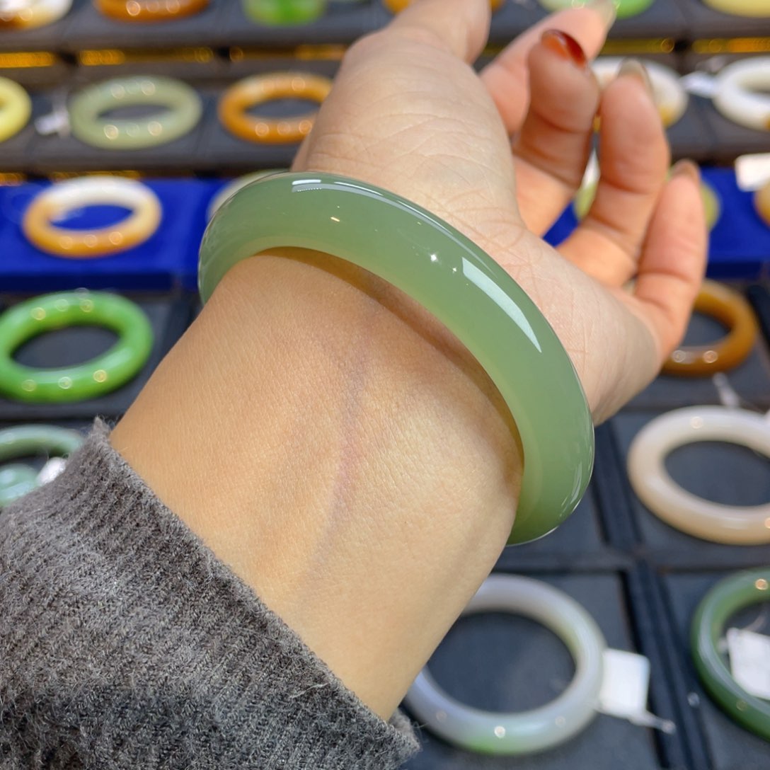 和田玉手镯未镶嵌