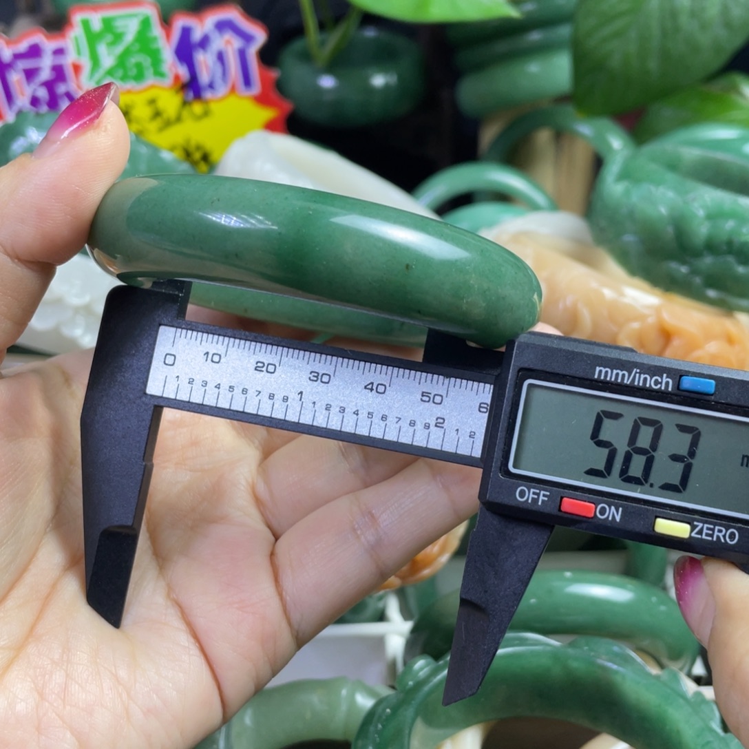 晓***晴石英质玉未镶嵌手镯