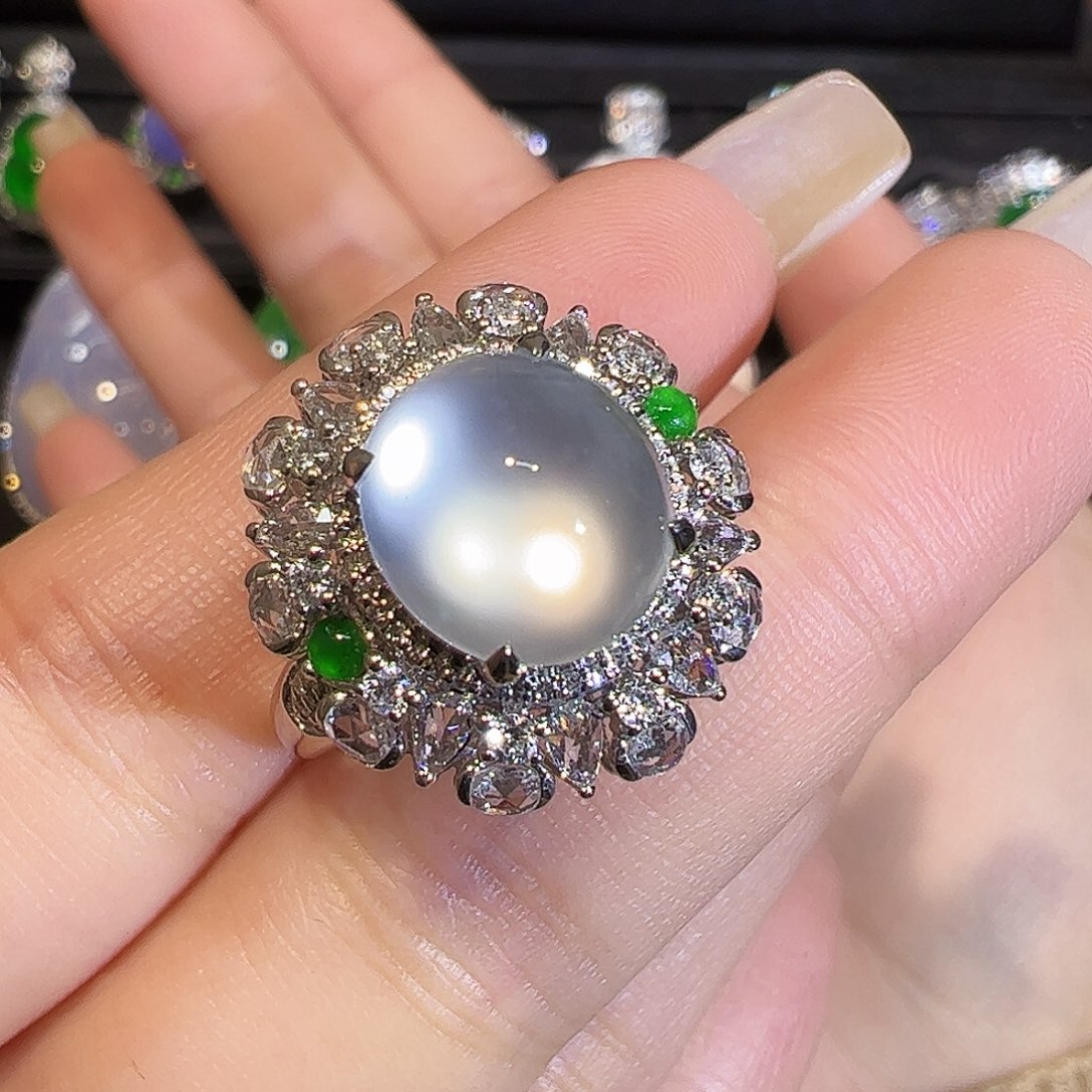 翡翠戒指18K金镶嵌极光白蛋面